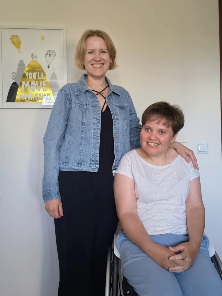 Dwie uśmiechnięte kobiety. Pani Adrianna, właścicielka mieszkania i pani prezes Fundacji Kwestia Edukacji.